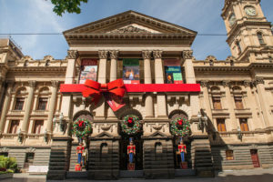 Melbourne - City Hall wrapped in Christmas bow - Solo tour