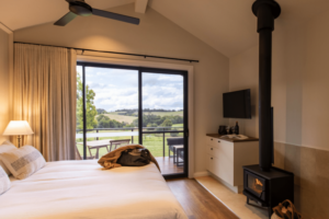 Mount Tamborine - King Cabin accommodation with views of the countryside - luxury NSW short break